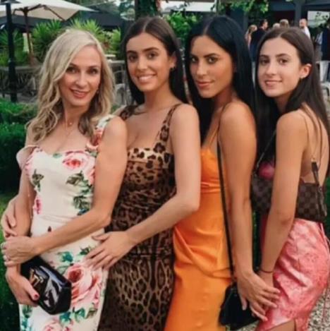 Bjanka Ćensori sa prijateljicama.jpg