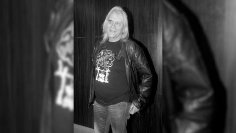 Prijatelj na grobu Bore Čorbe za njegov rođendan