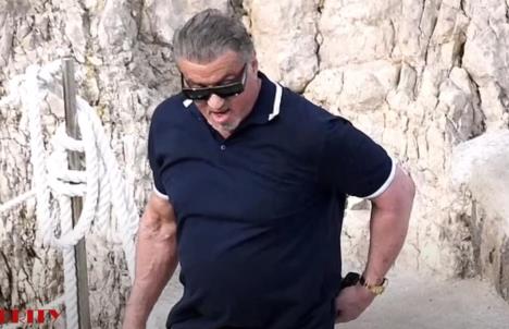 Silvester Stalone na obali u plavoj majici sa kragnom