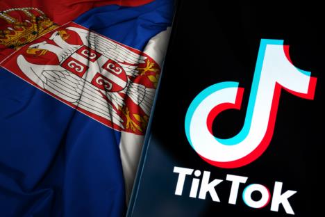 Zastava Srbije i telefon sa upaljenom društvenom mrežom TikTok