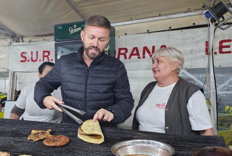 VODITELJ KURIR TELEVIZIJE PRODAJE PLJESKAVICE! Posetioci šabačkog vašara šokirani prizorom (FOTO)