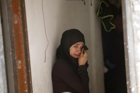 Muslimanka naslonjena na zid i plače