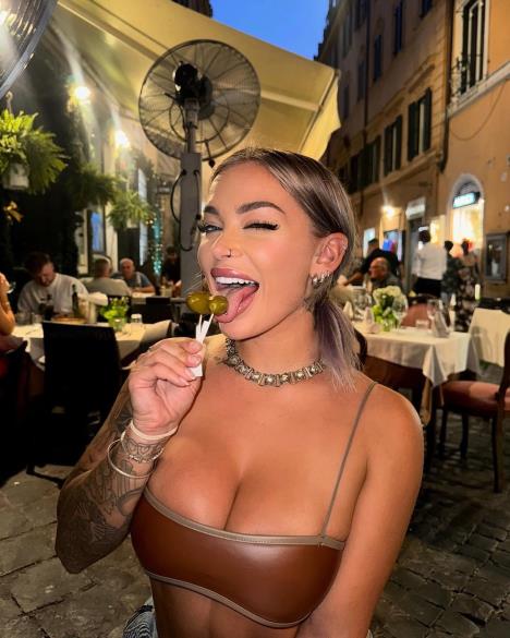 Hejli Dejvis u luksuznom restoranu jede masline sa čačkalice