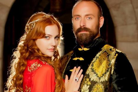 Halit Ergenč kao Sulejman Veličanstveni i Merjem Uzerli kao sultanija Hurem