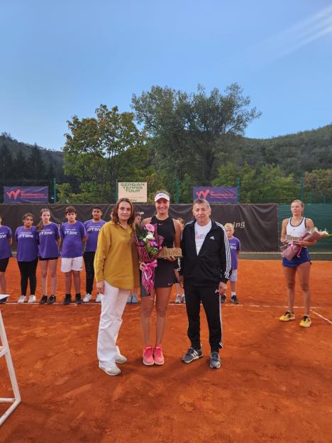 Lola Radivojevic sa trofejom u Kursumlijskoj Banji5.jpg