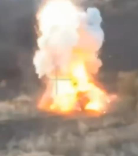 2024-10-09 14_20_36-Dragon drone spews molten thermite on Russian tank in explosive Ukraine frontlin.jpg