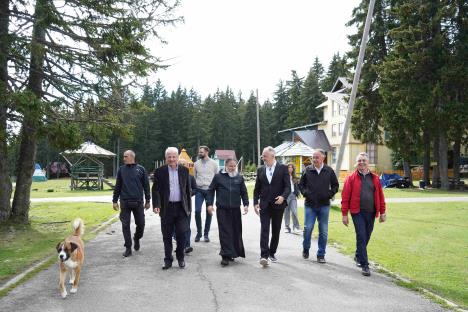 Ministar sporta Zoran Gajić na Goliji u poseti ocu Gavrilu starešini manastira Đurđevi stupovi .jpg