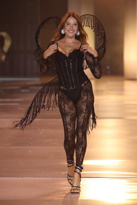 Karla Bruni Victoria's Secret