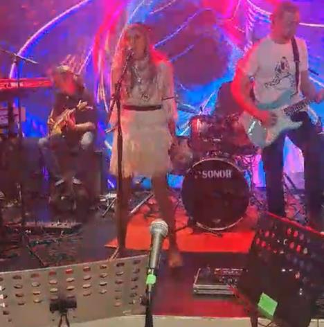 BEBI DOL SE SKINULA BOSA I PEVA LI PEVA! 