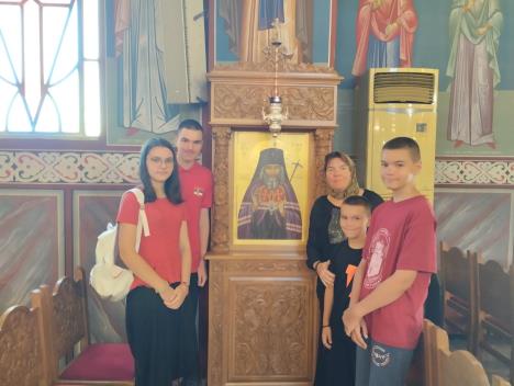 1002 jelena hadzi puric i deca privatna arhiva.jpg