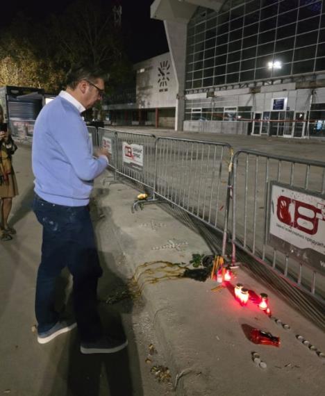 Aleksandar Vučić u Novom Sadu odao počast poginulima na Železničkoj stanici