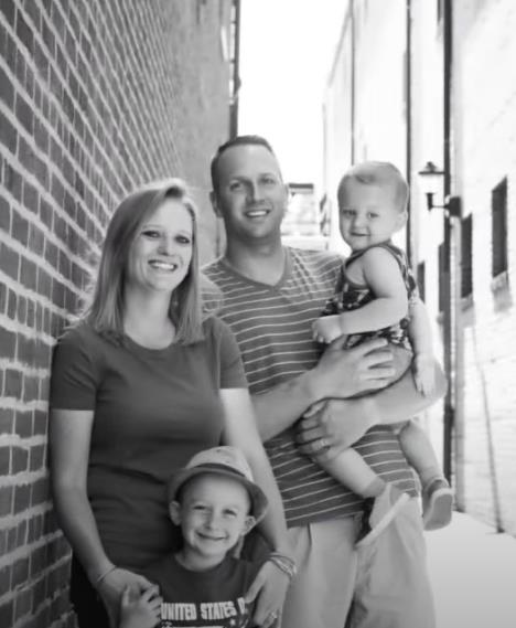 melani persli našla sina posle 33 godine foot youtube (1).png