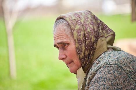 Starija žena sa maramom na glavi