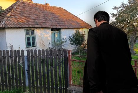 Sveštenik ulazi u seosku kuću