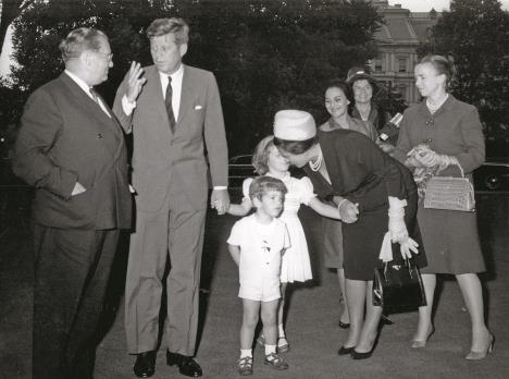 1631542029-Tito-i-Jovanka-Broz-sa-Kenedijem-i-njegovim-sinom-i-cerkom-u-Vasingtonu-oktobra1963.-Foto-Muzej-Jugoslavije.jpg