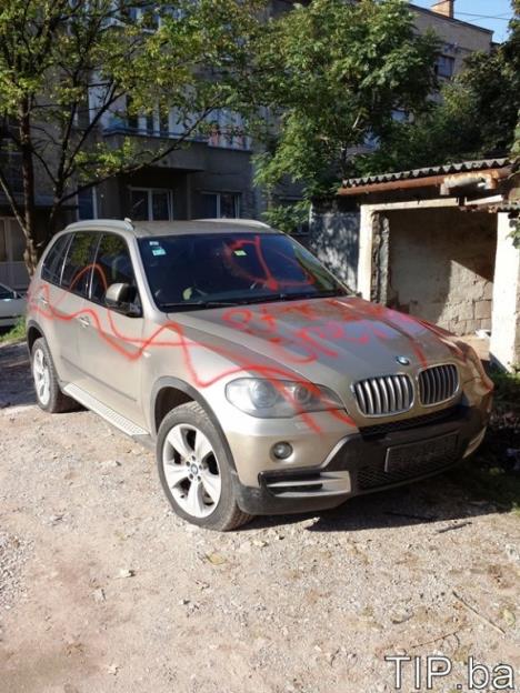 demolirani-bmw-ispred-garaze.jpg