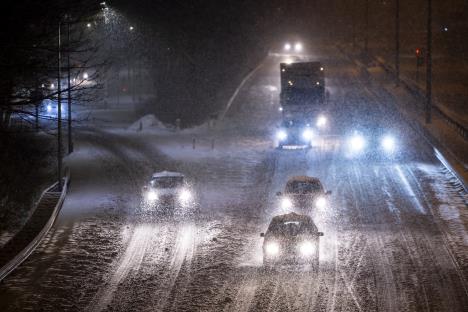 Put noć automobil sneg vožnja po zavejanom putu zavejan put kijamet  profimedia-0838134492.jpg