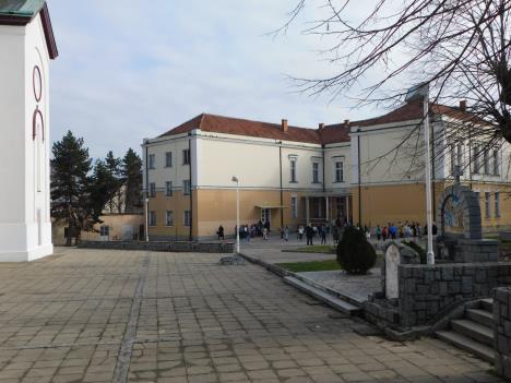 LOZNICA - Školsko dvorište i porta jedno do drugoga.JPG