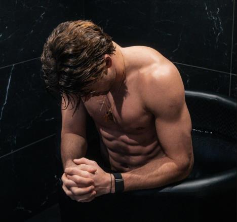 Dušan Vlahović uspeh na terenu proslavio šopingom i vožnjom ferarijem