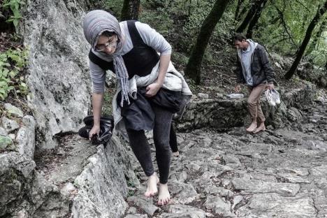 Muškarci i žene trebalo bi da nose garderobu koja prekriva kolena i ramena.