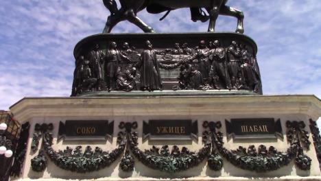 Spomenik knezu Mihailu na Trgu republike