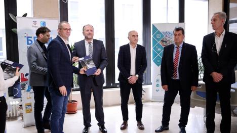 Dodela ugovora o donaciji medicinske opreme.jpg