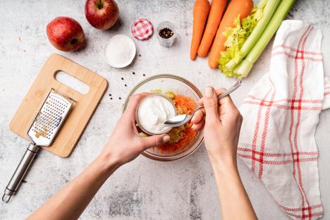 salata od celera i jabuka shutterstock_1888146349.jpg