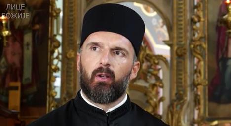 Sveštenik Aleksandar Čavka u crkvi