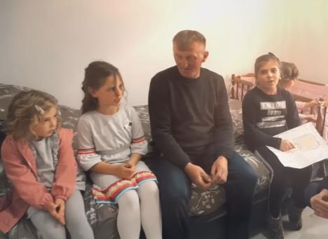 Duško Maraš sa ćerkama sedi na krevetu