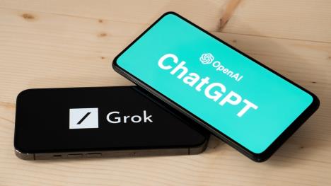 Grok AI i ChatGPT aplikacije ma mobilnom telefonu