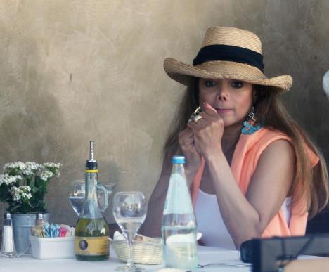 La Toja Džekson sedi u kafiću