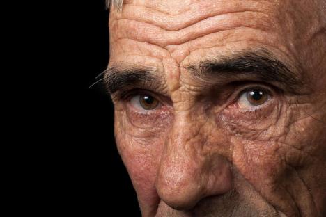 oči starijeg čoveka
