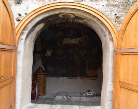 Grob kralja Dragutina u manastiru Đurđevi Stupovi