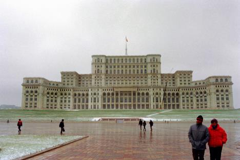 Palata parlamenta u Bukureštu, fotografija nastala 20. novembra 1989. godine