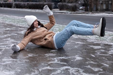 Devojka se okliznula po poledici i pala