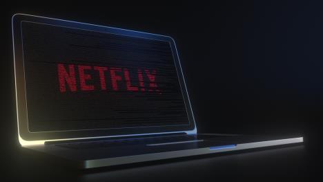 Netflix logo na ekranu laptopa