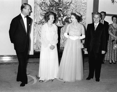 Elena i Nikolaje sa britanskom kraljicom Elizabetom II tokom posete Velikoj Britaniji