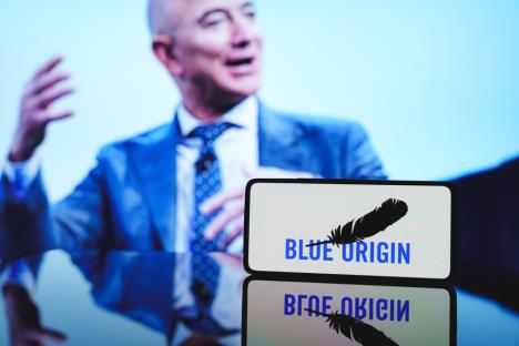 Blue Origin sa Džefom u pozadini