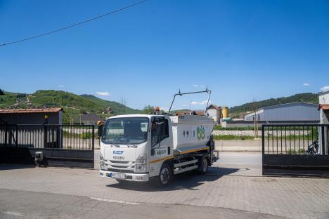 Specijalizovano vozilo za prikupljanje tekstilnog otpada JKP-a Gradska cistoca Novi Pazar (foto UNDP Srbija Jakov Simovic).jpg