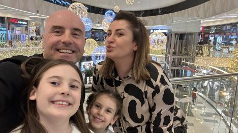 Jelena Knezevic sa suprugom Nenadom i decom foto privatna arhiva.jpg