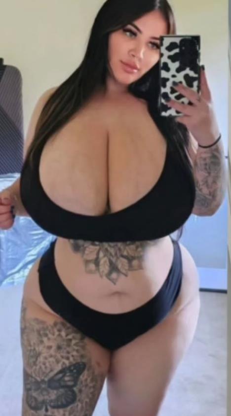 Ameliji Pejdž neprestano rastu grudi (5).png