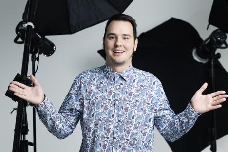 Aleksa Balašević u šarenoj košulji ispred svetala kamera