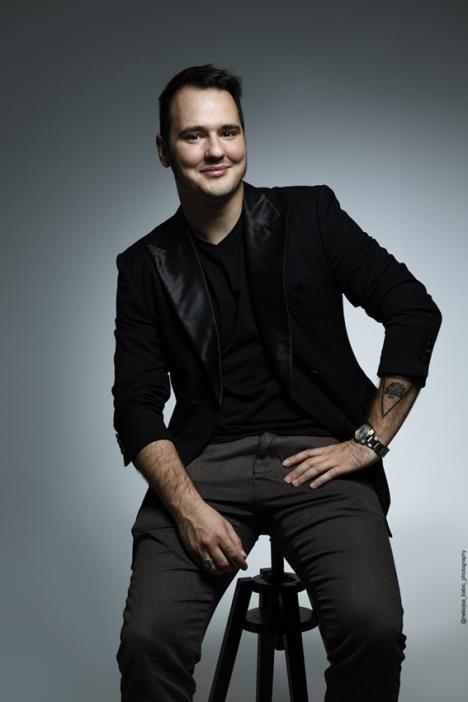 Aleksa Balasevic skroz u crno obučen sedi na šank stolici