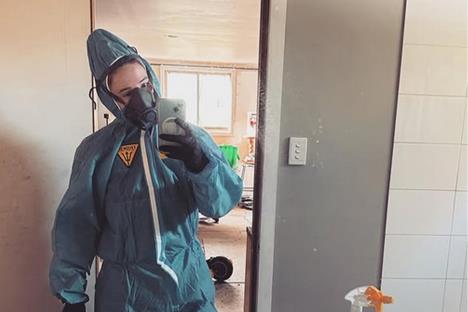 Šarlot Bosanket čisti užasno prljave stanove za novac