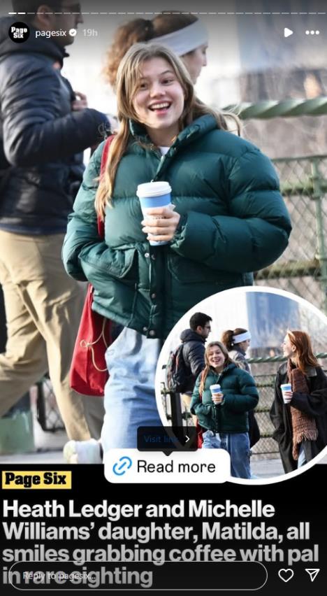 Matilda Ledžer šeta ulicama Njujorka sa koleginicom.jpg