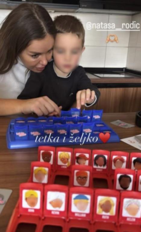 2025-01-15 15_47_33-Fotografija Željka Ražnatovića dok sedi u krilu svoje tetke Nataše Rodić __ Glor.jpg