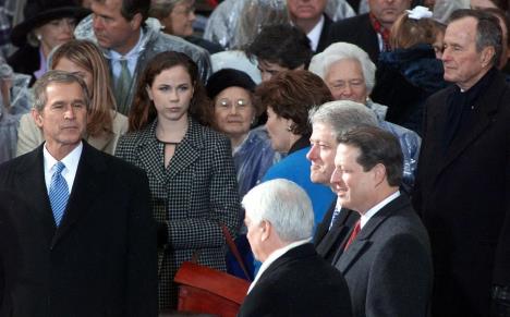 bus mladji klinton bus stariji 2001.jpg