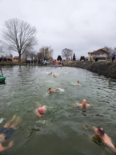 FOTO Uprava za izvršenje krivičnih sankcija, plivanje za Časni krst 1.jpg