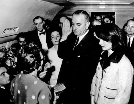 lindon dzonson avion dzeki kenedi.jpg