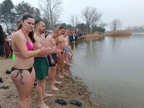 Plivanje za časni krst (2).jpg